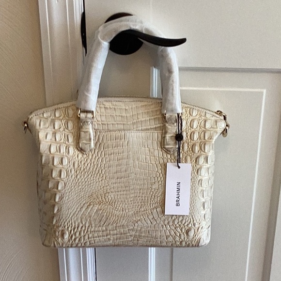 Elegant Cream Crocodile-Embossed Women's Bag - Picture 9 of 16